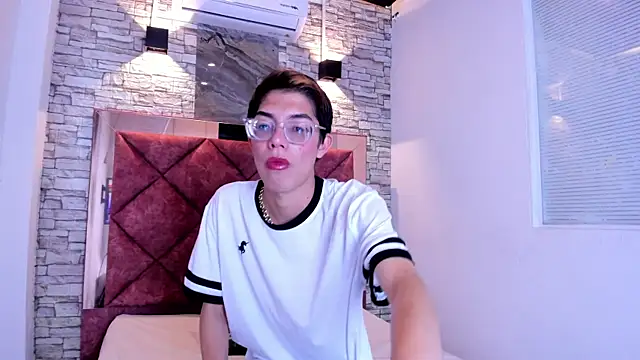 LianFerrer1 online show from August 6, 11:34 am
