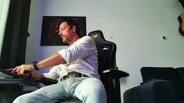 ChrisKox online show from July 13, 4:04 am