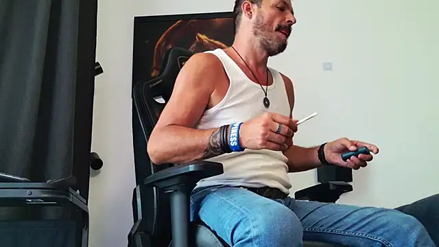 ChrisKox online show from August 3, 9:15 am