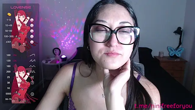 Snapshot of Ninimoon chatting on December 4, 4:11 am Ninimoon online show from December 4, 4:11 am