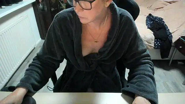 Snapshot of minoesje37 chatting on October 27, 8:35 pm minoesje37 online show from October 27, 8:35 pm