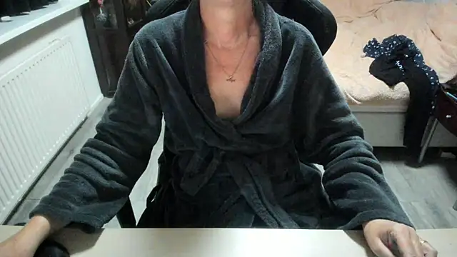 Snapshot of minoesje37 chatting on October 29, 8:32 pm minoesje37 online show from October 29, 8:32 pm