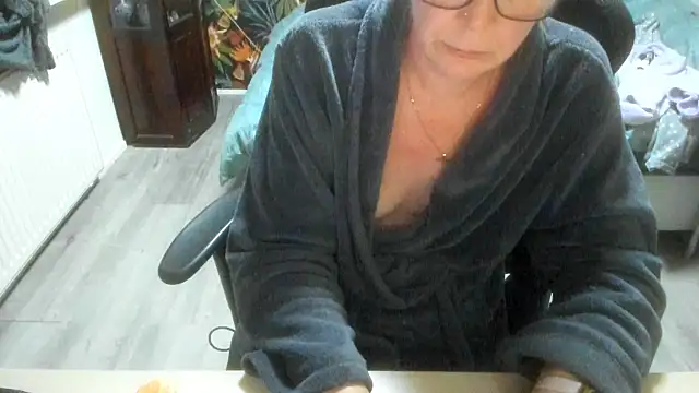 Snapshot of minoesje37 chatting on December 21, 8:27 pm minoesje37 online show from December 21, 8:27 pm