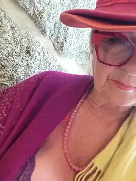 Snapshot of MucMilf59 chatting on May 14, 10:22 am MucMilf59 online show from May 14, 10:22 am