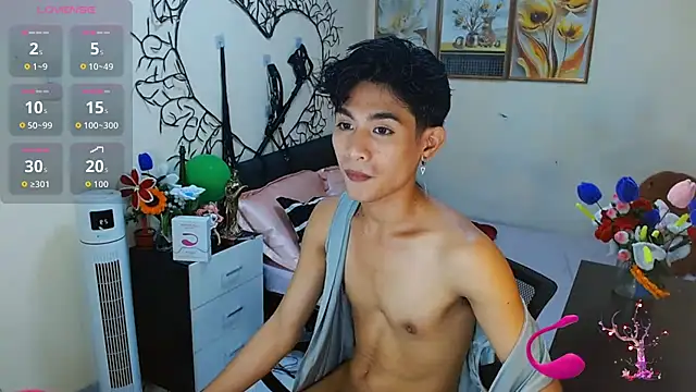 Snapshot of WildestTwink chatting on November 3, 7:04 pm WildestTwink online show from November 3, 7:04 pm