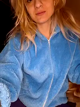 YogisticJuli666 online show from January 6, 6:03 am