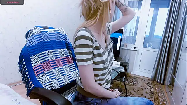 YogisticJuli666 online show from January 10, 6:53 am