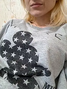 YogisticJuli666 online show from March 4, 10:24 am