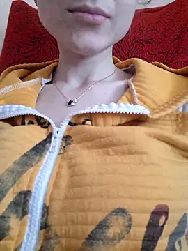 YogisticJuli666 online show from March 15, 7:09 am