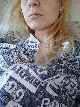 YogisticJuli666 online show from March 20, 6:08 am