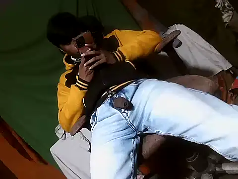 desiboy1101 online show from December 15, 1:59 pm