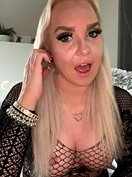 Snapshot of MIA-XXX chatting on November 2, 8:28 am MIA-XXX online show from November 2, 8:28 am