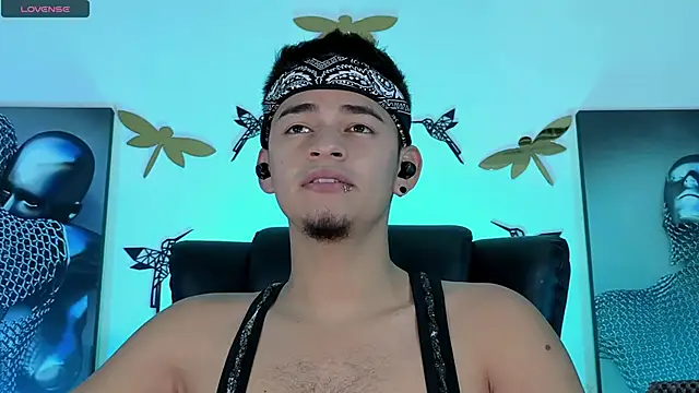 Snapshot of VikoHands chatting on March 11, 2:54 am VikoHands online show from March 11, 2:54 am