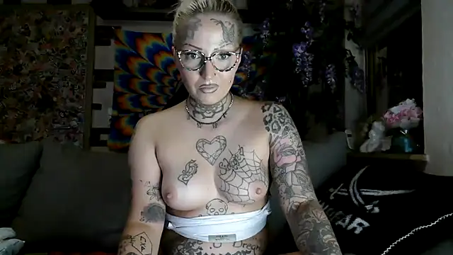 Snapshot of RoxxyInk chatting on October 8, 9:12 pm RoxxyInk online show from October 8, 9:12 pm