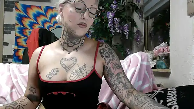 Snapshot of RoxxyInk chatting on October 19, 9:26 pm RoxxyInk online show from October 19, 9:26 pm