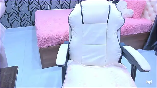 Snapshot of Toyota_Motor_Corporation chatting on October 23, 11:14 pm Toyota Motor Corporation online show from October 23, 11:14 pm