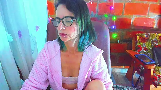 Snapshot of BrianaGarner chatting on May 3, 10:32 am BrianaGarner online show from May 3, 10:32 am