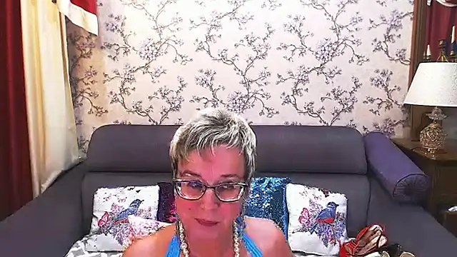 Snapshot of MilfyMommyXX chatting on January 25, 4:56 am MilfyMommyXX online show from January 25, 4:56 am