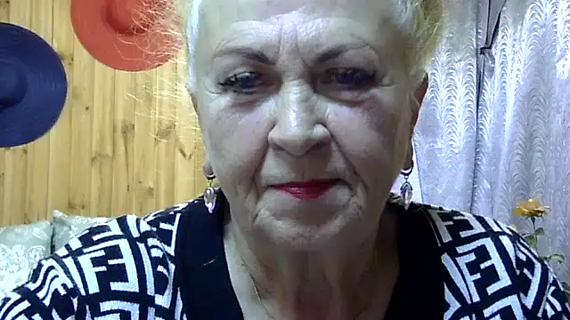 Snapshot of Emma52610 chatting on October 5, 9:51 am Emma52610 online show from October 5, 9:51 am