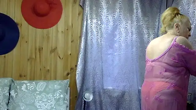 Snapshot of Emma52610 chatting on October 8, 7:28 am Emma52610 online show from October 8, 7:28 am