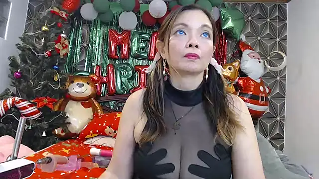 Snapshot of yummymeily chatting on January 2, 2:24 pm yummymeily online show from January 2, 2:24 pm