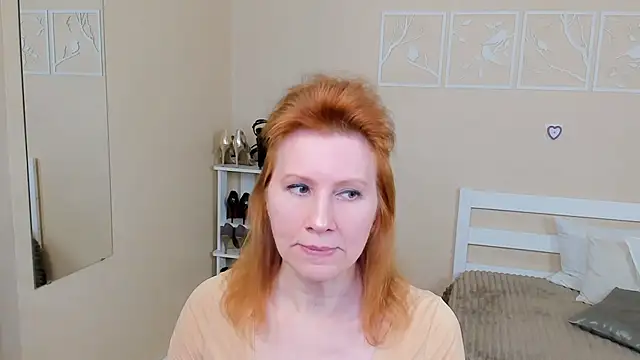 Snapshot of FoxySophia chatting on February 6, 1:54 pm FoxySophia online show from February 6, 1:54 pm