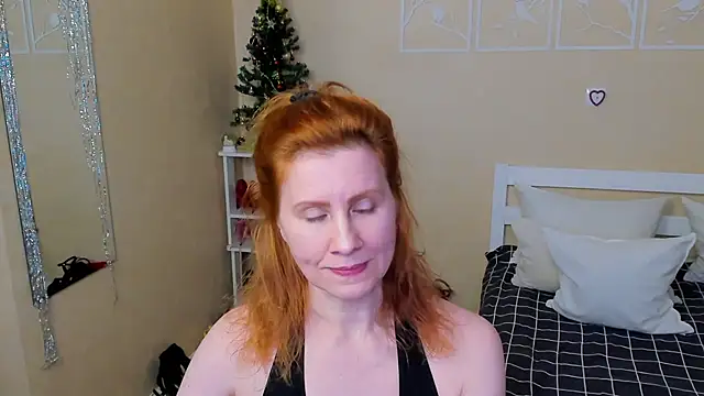 Snapshot of FoxySophia chatting on December 15, 1:37 pm FoxySophia online show from December 15, 1:37 pm