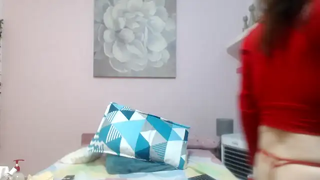 Snapshot of CindyCrawford chatting on December 16, 3:00 am CindyCrawford online show from December 16, 3:00 am