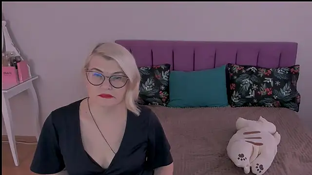 sabrinamacmarren online show from February 5, 11:44 am