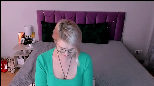 sabrinamacmarren online show from December 19, 2:46 pm