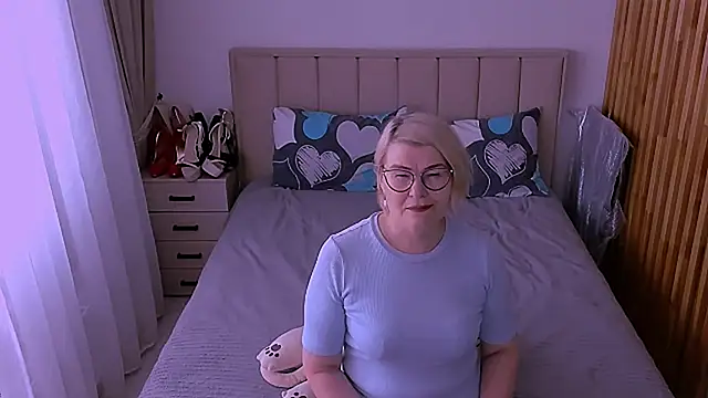 sabrinamacmarren online show from June 15, 1:24 pm