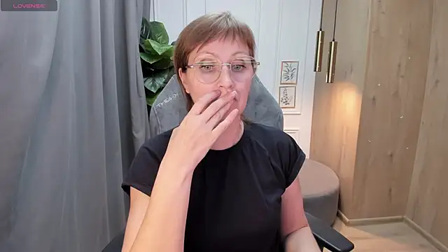 Snapshot of Paris_Cherry chatting on February 23, 7:49 pm Paris Cherry online show from February 23, 7:49 pm