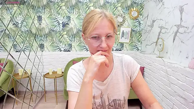 Snapshot of Paris_Cherry chatting on September 16, 8:21 pm Paris Cherry online show from September 16, 8:21 pm