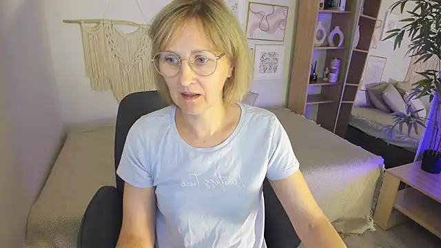 Snapshot of Paris_Cherry chatting on September 17, 8:10 pm Paris Cherry online show from September 17, 8:10 pm