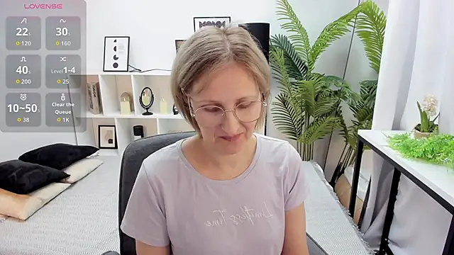 Snapshot of Paris_Cherry chatting on September 22, 7:49 pm Paris Cherry online show from September 22, 7:49 pm