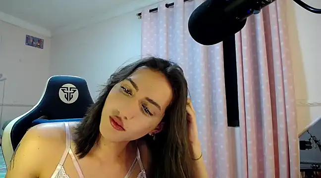 Snapshot of charlottesexxx chatting on January 16, 6:03 am charlottesexxx online show from January 16, 6:03 am