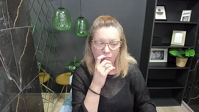 Snapshot of LeaPure chatting on March 1, 5:09 am LeaPure online show from March 1, 5:09 am