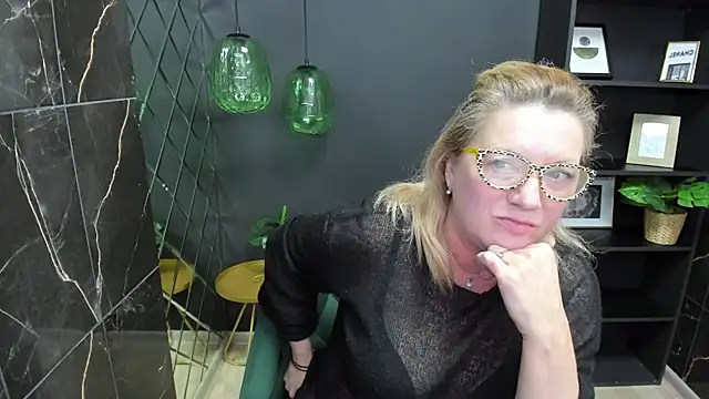 Snapshot of LeaPure chatting on March 1, 8:13 am LeaPure online show from March 1, 8:13 am