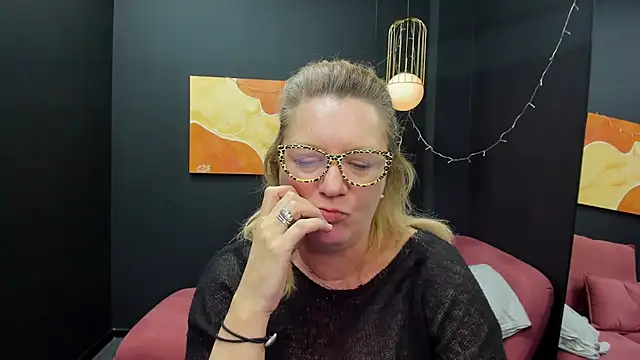 Snapshot of LeaPure chatting on March 1, 2:23 pm LeaPure online show from March 1, 2:23 pm