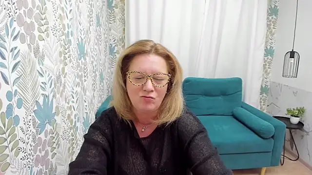 Snapshot of LeaPure chatting on March 8, 8:22 am LeaPure online show from March 8, 8:22 am