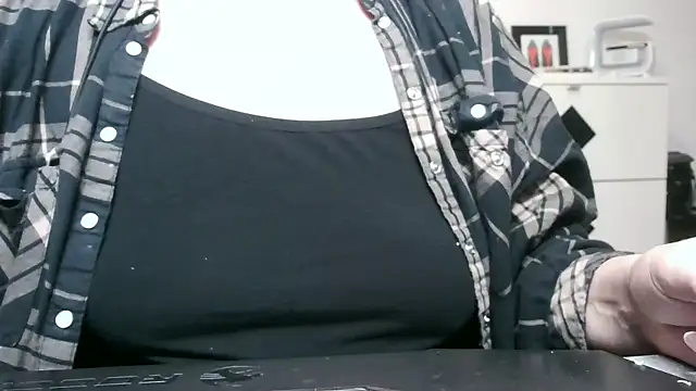 Snapshot of heidi60 chatting on January 20, 12:18 pm heidi60 online show from January 20, 12:18 pm