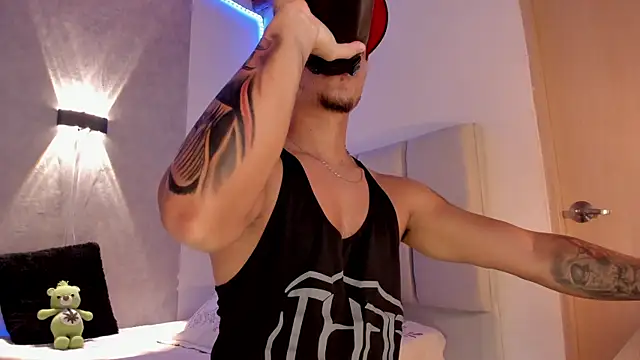 Snapshot of CRAZYBOYLOVE chatting on September 15, 11:32 am CRAZYBOYLOVE online show from September 15, 11:32 am