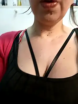 Snapshot of Dolcissima33 chatting on February 19, 8:12 am Dolcissima33 online show from February 19, 8:12 am