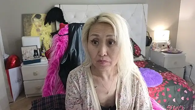 RoxalanaStar online show from June 15, 7:05 pm