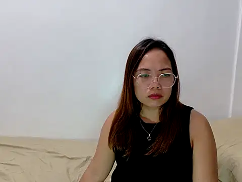 BURBERRY69 online show from May 22, 12:11 pm