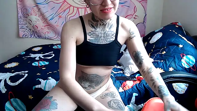 Snapshot of ArrangedFoot chatting on March 6, 8:05 pm ArrangedFoot online show from March 6, 8:05 pm