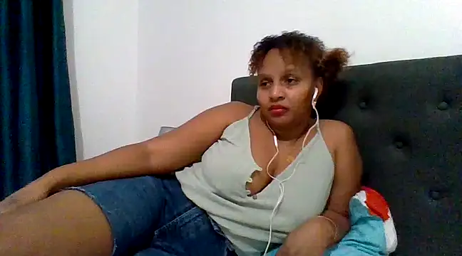 Snapshot of Nathyjess195 chatting on December 12, 10:20 pm Nathyjess195 online show from December 12, 10:20 pm