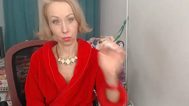 Snapshot of LuxuryNika chatting on January 1, 8:58 pm LuxuryNika online show from January 1, 8:58 pm