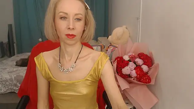 Snapshot of LuxuryNika chatting on February 3, 2:13 pm LuxuryNika online show from February 3, 2:13 pm