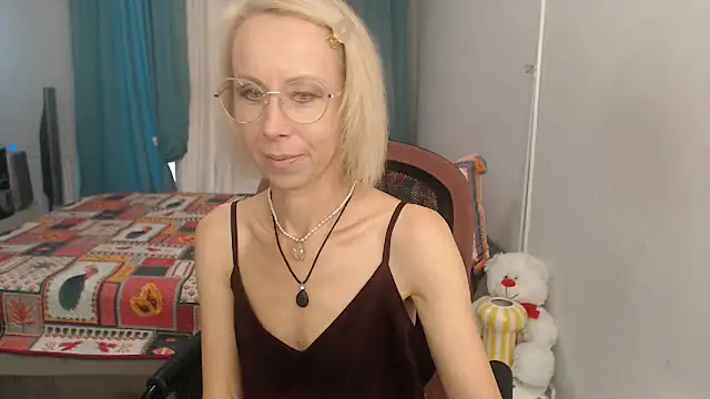 Snapshot of LuxuryNika chatting on September 16, 2:40 pm LuxuryNika online show from September 16, 2:40 pm
